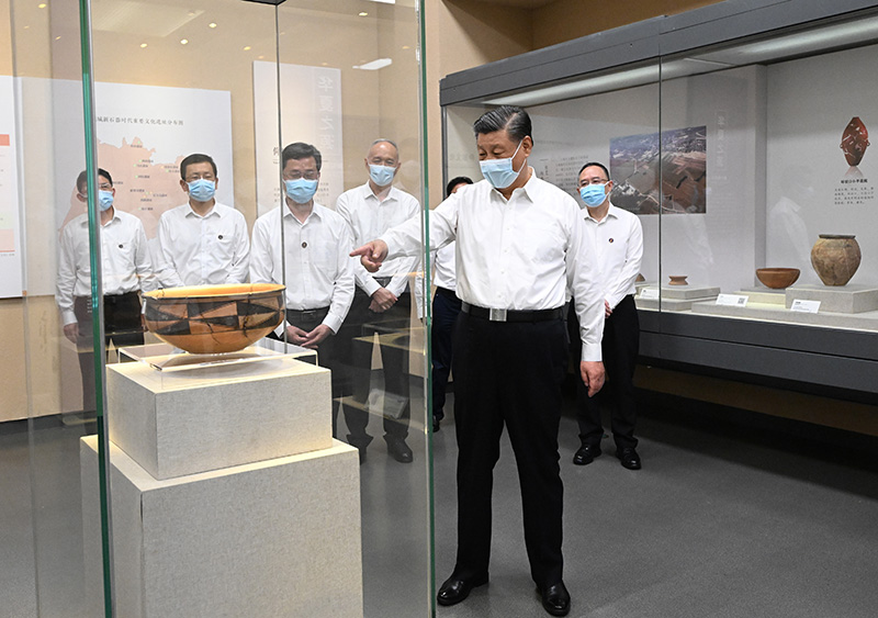 5月16日下昼，，中共中央总书记、、、国家主席、、、中央军委主席习近平在前往陕西西安主持中国－中亚峰会途中，，在山西运城博物馆考察。。