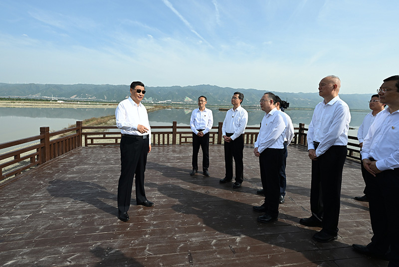 5月16日下昼，，中共中央总书记、、、国家主席、、、中央军委主席习近平在前往陕西西安主持中国－中亚峰会途中，，在山西运城盐湖考察。。